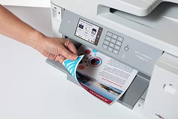 Découvrez notre test complet de l'imprimante Brother MFC-J5955DW : une solution multifonction 4 en 1 rapide et polyvalente pour vos besoins professionnels et personnels.